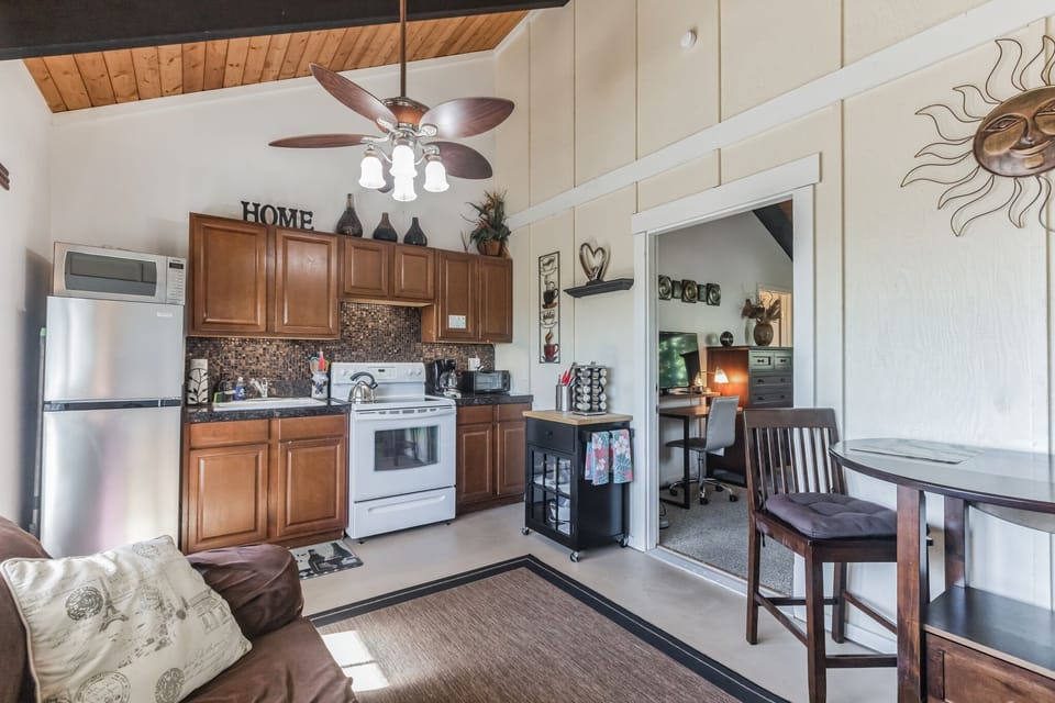 House, 1 Bedroom | Private kitchen | Fridge, oven, coffee/tea maker, toaster