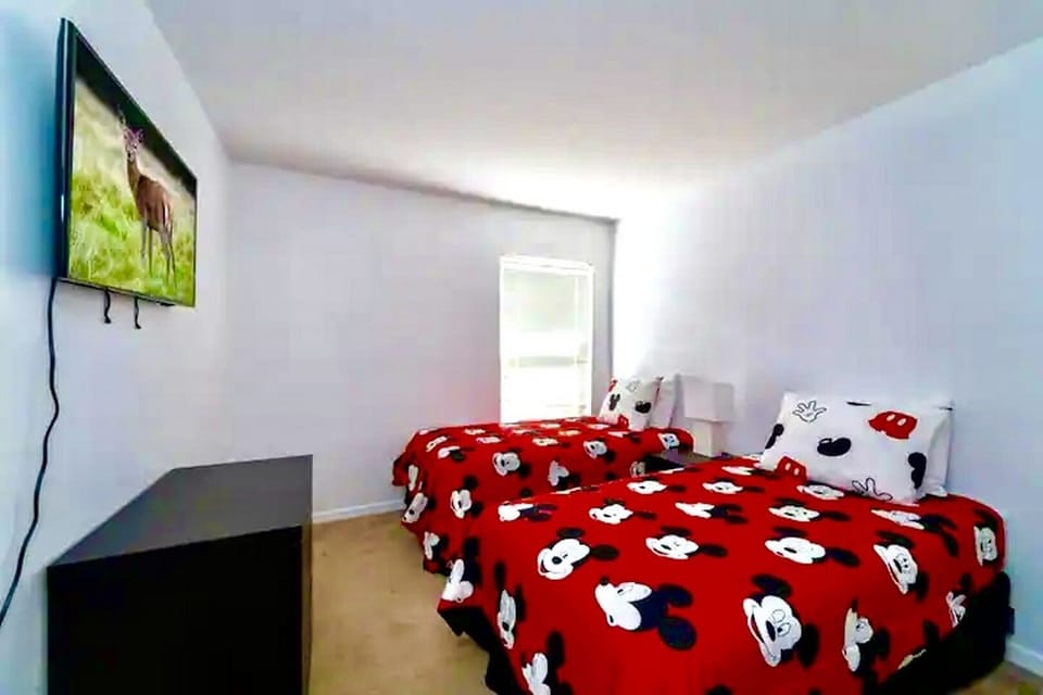 Twin room with TV