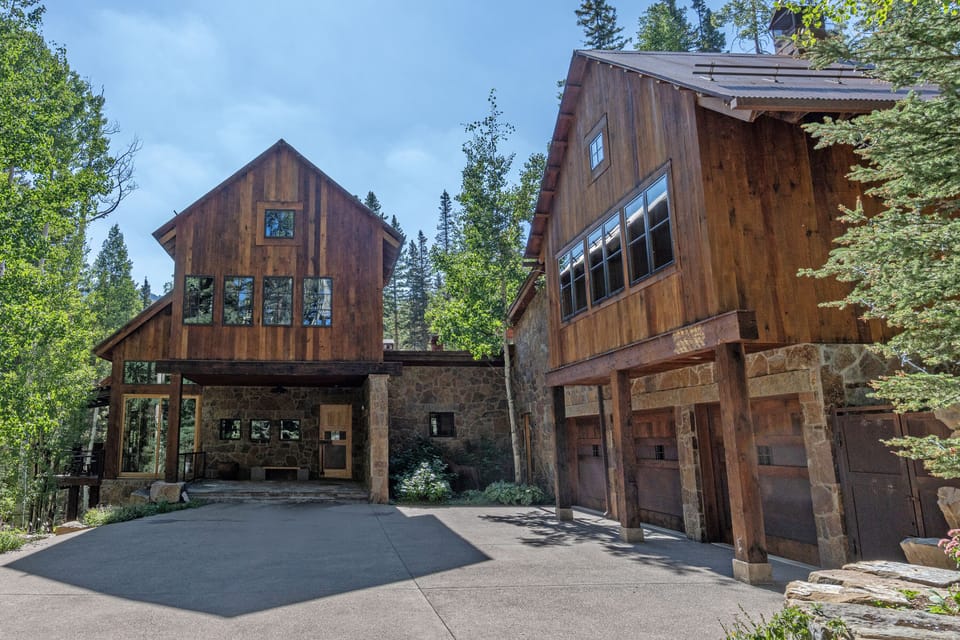 1-robbers-roost-mountain-village-exterior-front