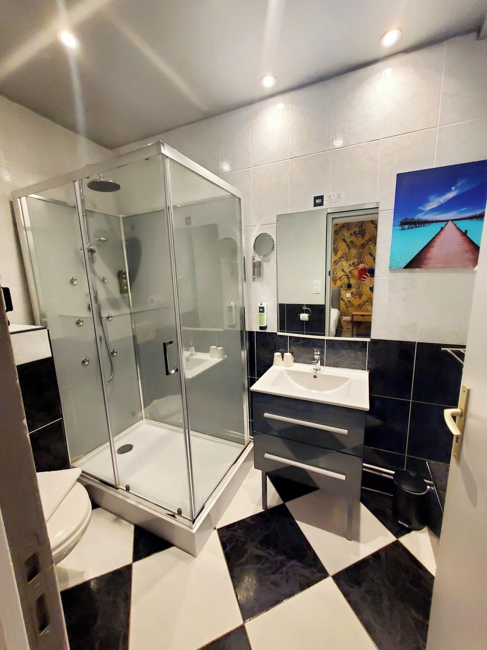 Junior Room, 2 Bedrooms, Connecting Rooms | Bathroom | Shower, free toiletries, towels, toilet paper