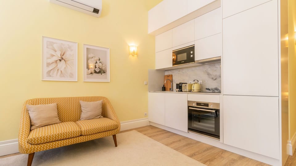 Discover the joy of culinary creativity in our compact yet fully equipped kitchenette. Whip up delicious meals, brew your morning coffee, and savor the flavors of your travels right here. #airbnb #lovelystay