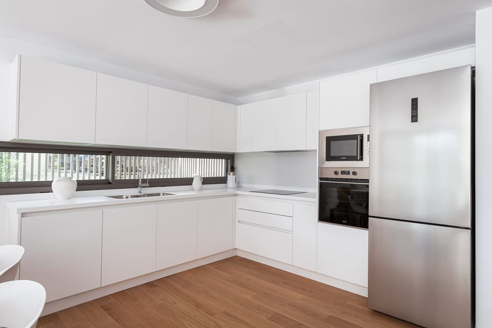 Signature Apartment | Private kitchen | Fridge, microwave, oven, stovetop