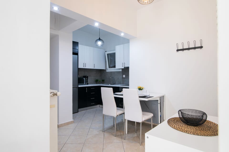 City Apartment, 2 Bedrooms | Private kitchen | Full-size fridge, microwave, oven, stovetop