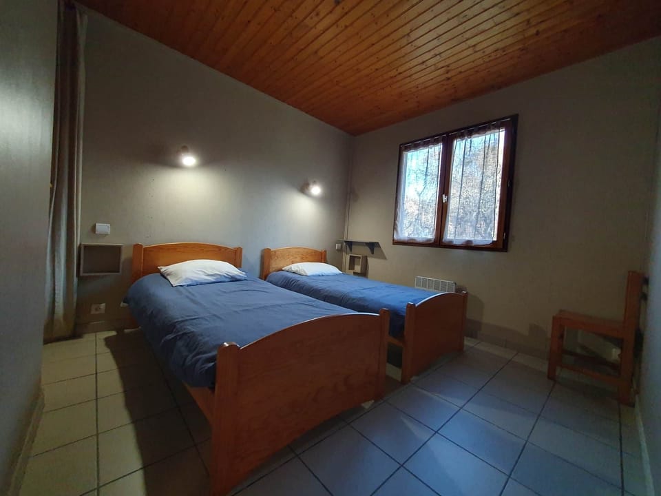 Bedroom 3 with twin beds