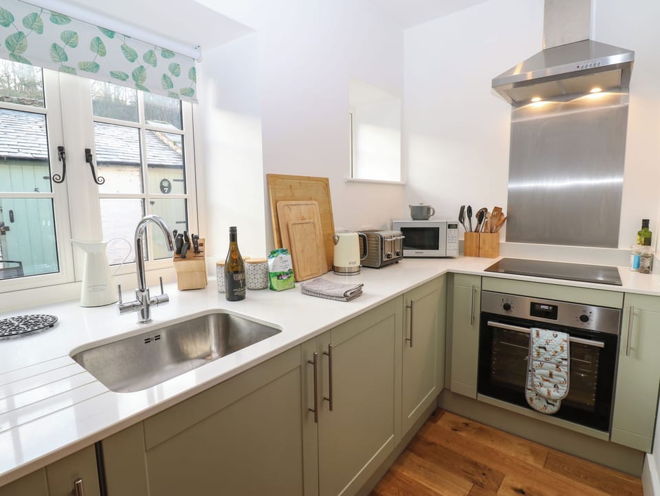 Cottage | Private kitchen | Fridge, electric kettle, toaster, cookware/dishes/utensils