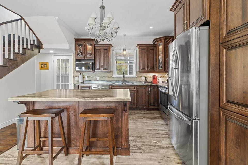 Experience culinary convenience in our well-appointed kitchen featuring a stylish island design. 🍳 Elevate your cooking game and savor the joy of home-cooked meals during your stay!