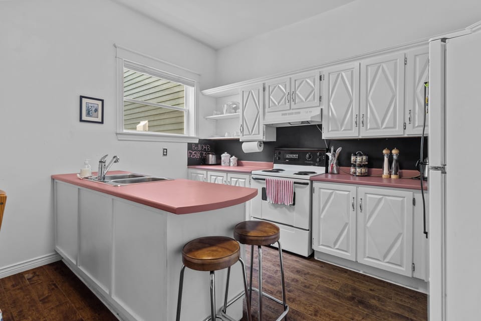 Whip up culinary delights in our fully equipped Airbnb kitchen – where the joy of home-cooked meals meets the comfort of your home away from home. 🍳✨