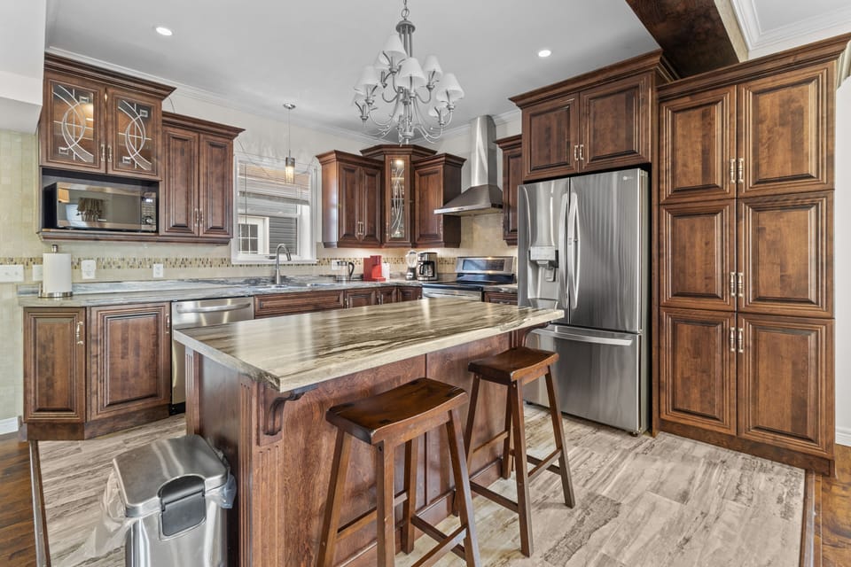 Modern Culinary Haven: Unwind in this sleek kitchen space with a stylish island table, where cooking becomes a joy 🍳✨