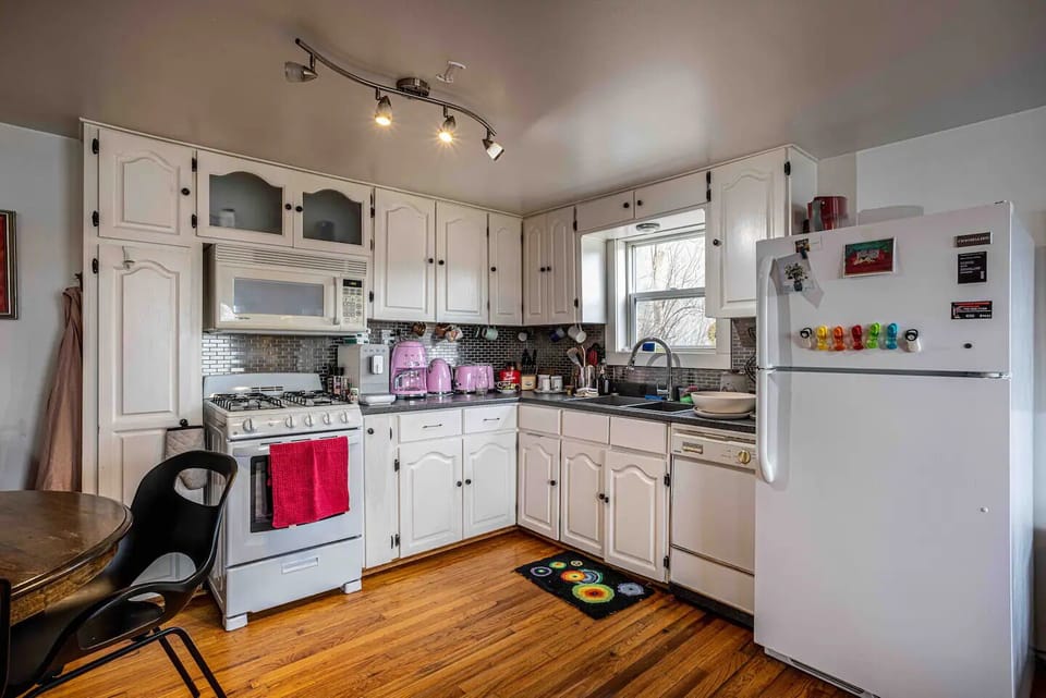 Savor the convenience of our fully equipped kitchen 🍽️🥐 From condiments to coffee and tea, we've got you covered 📦☕️ Basic essentials are ready and waiting for your arrival, so you can focus on making unforgettable memories 😊❤️