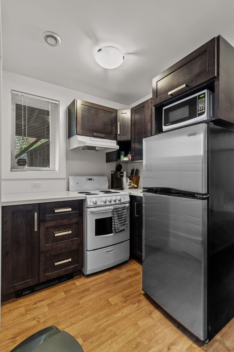 "Compact yet fully equipped - our mini kitchen in the lower unit brings big flavor to small spaces. 🍳🍴 