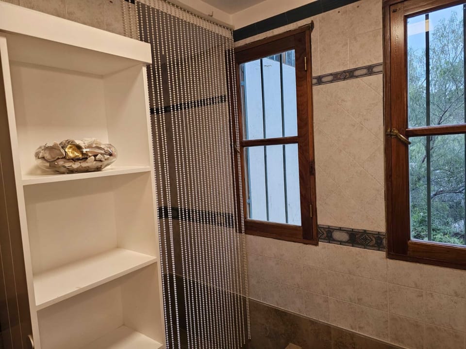 House | 5 bedrooms, blackout drapes, soundproofing, free WiFi