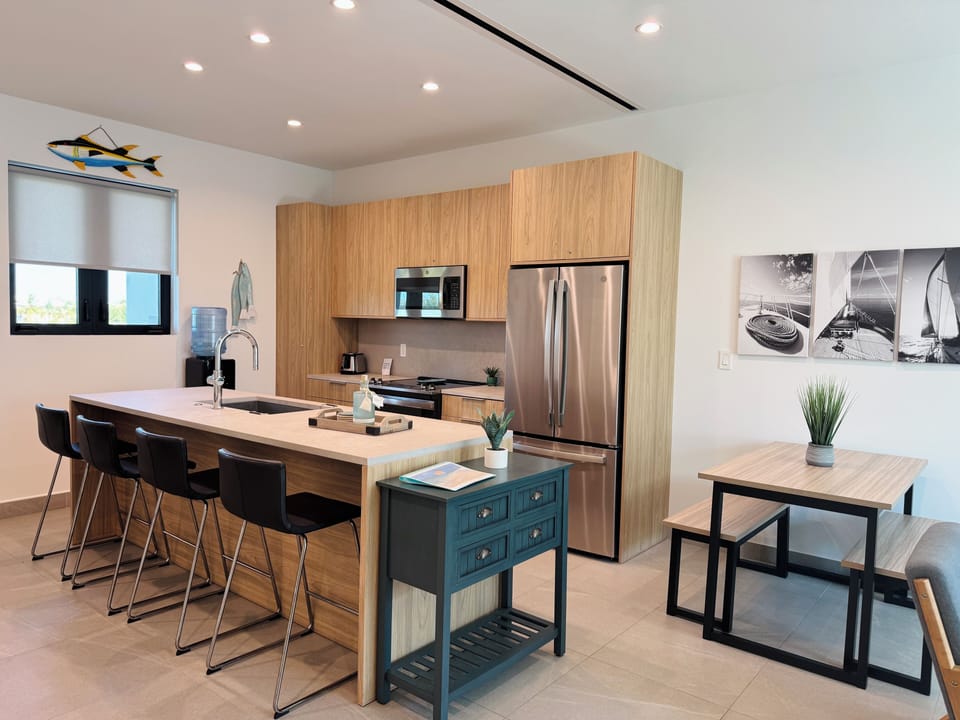 Full Kitchen and dining.