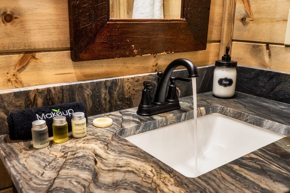 Bear Suite en-suite bath.