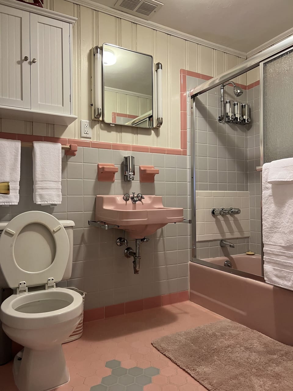 Original 40’s retro bathroom.