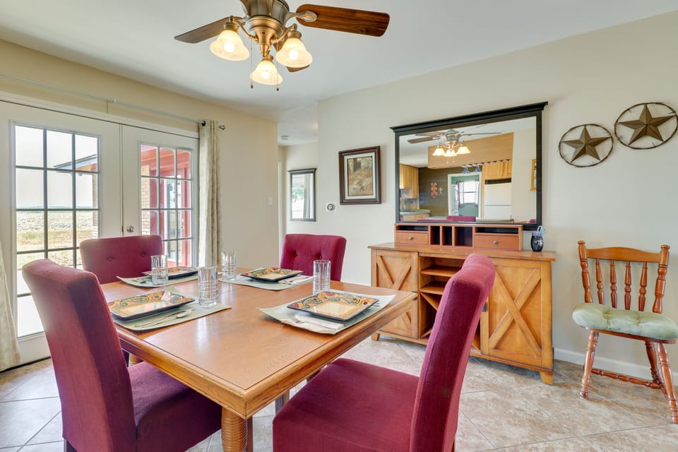 Dining Area | Dishware & Flatware Provided