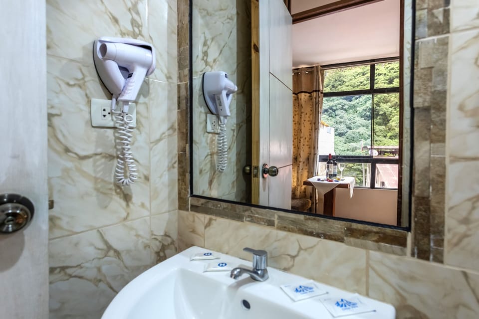 Comfort Room | Bathroom | Shower, rainfall showerhead, free toiletries, hair dryer (on request)