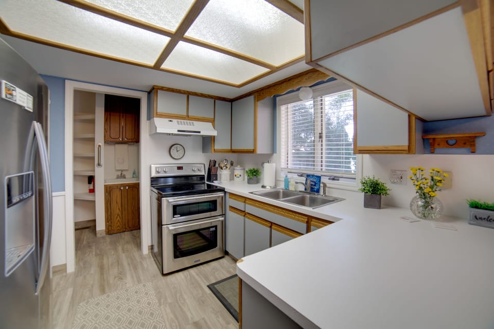 Fully Stocked Kitchen | Dishwasher | Cooking Basics | Coffee Maker | Blender