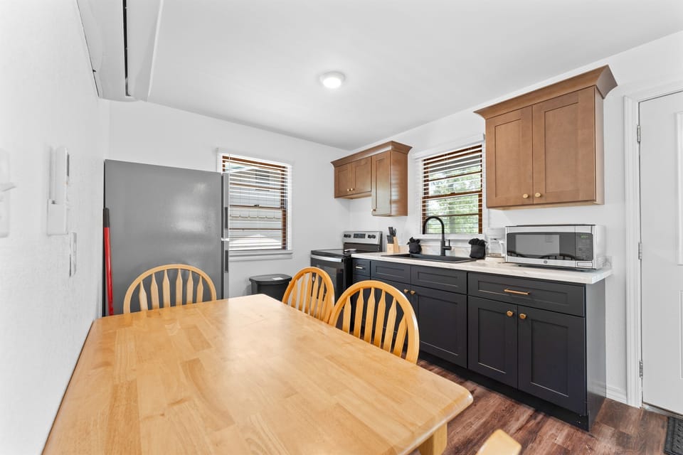 Maximizing style and function – a cozy kitchen and dining space where every meal feels special