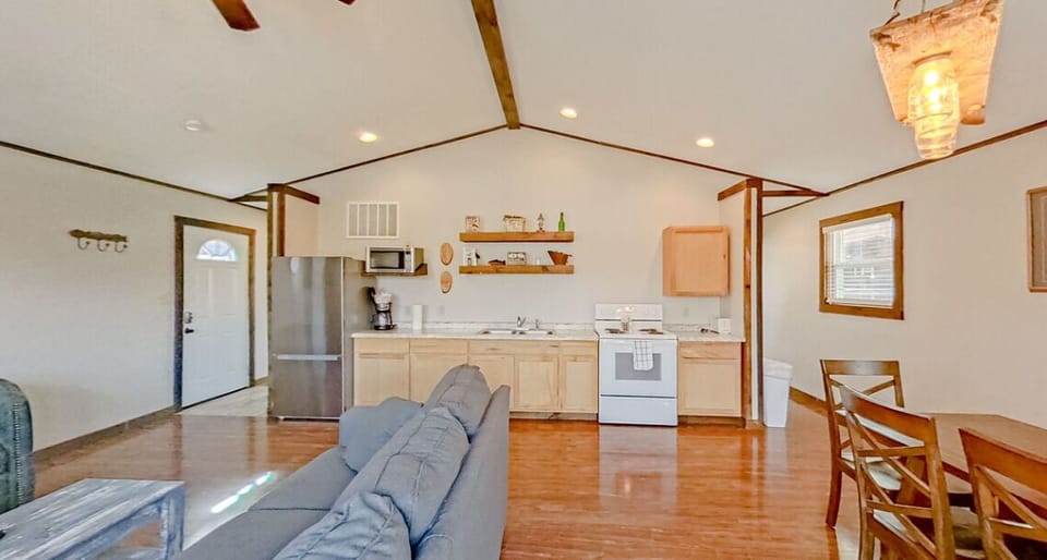 Maximizing style and function – a cozy kitchen and dining space where every meal feels special