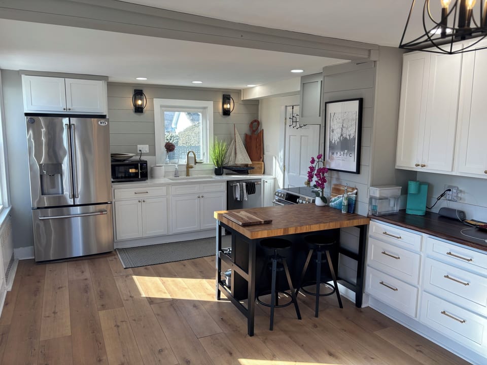 Beautiful full kitchen with all appliances