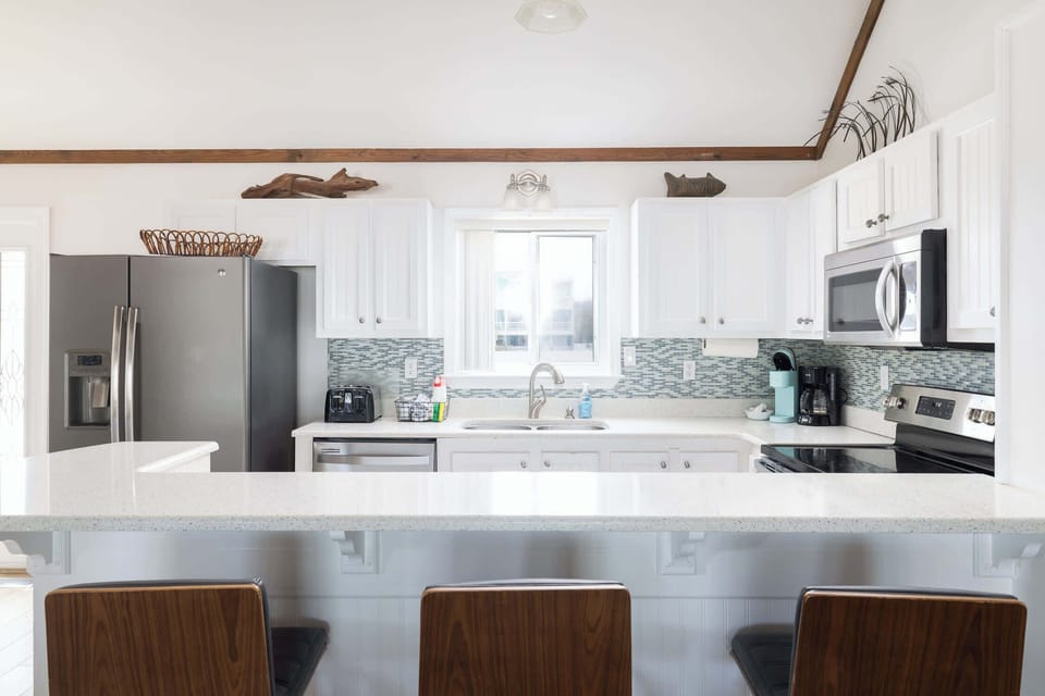 Fully Equipped Kitchen w/ Breakfast Bar Seating, Refrigerator, Dishwasher, Stove, Oven, Microwave, Toaster, Coffee Maker, Cooking Utensils and Much More