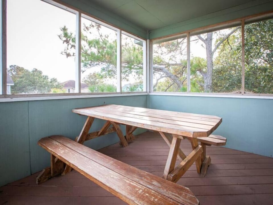 Top Level Screened-In Outdoor Dining