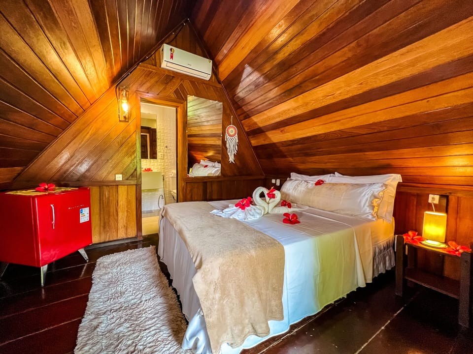 Bangalô Duplo com Varanda | Minibar, in-room safe, individually decorated, individually furnished