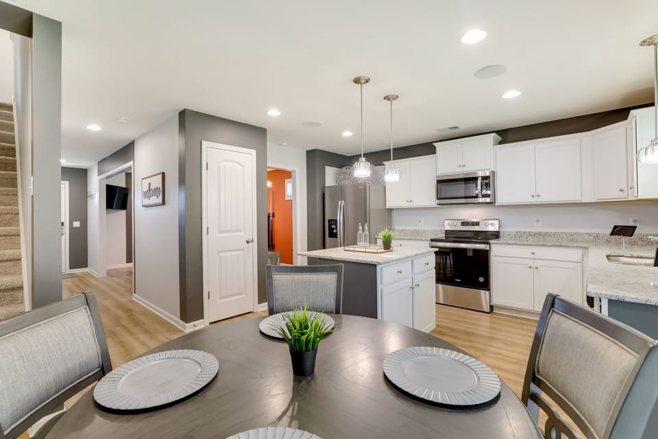 Dining Area | Dishware/Flatware Provided