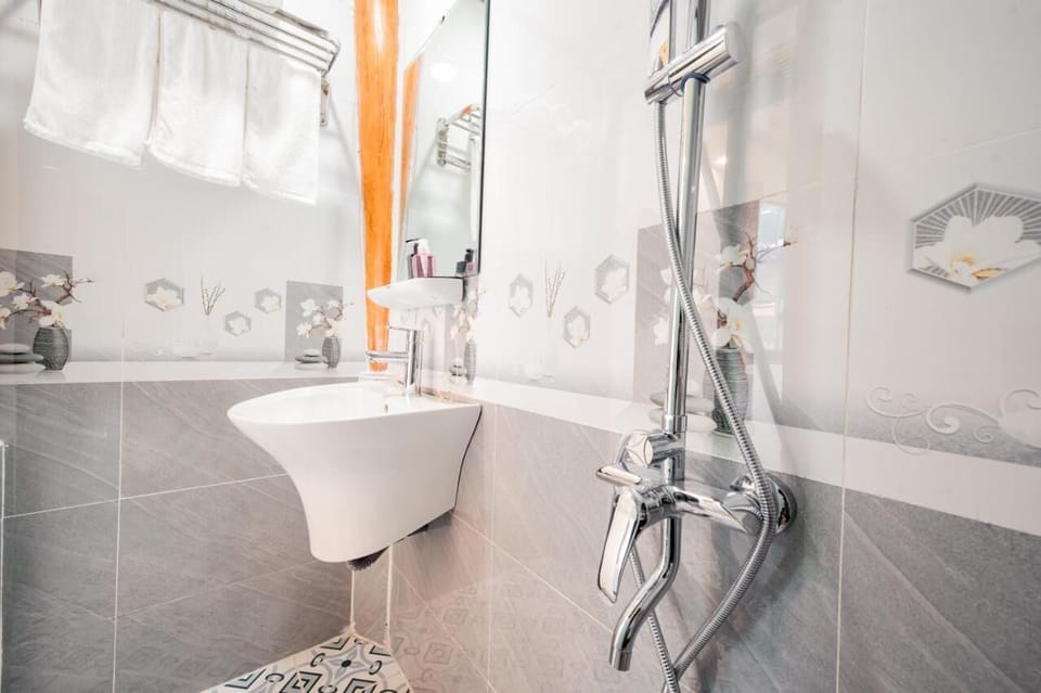 Shower, hydromassage showerhead, free toiletries, hair dryer