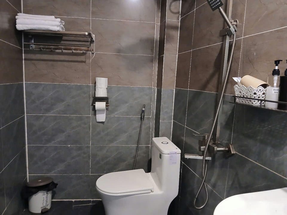 Panoramic Family Room | Bathroom | Shower, hydromassage showerhead, free toiletries, hair dryer