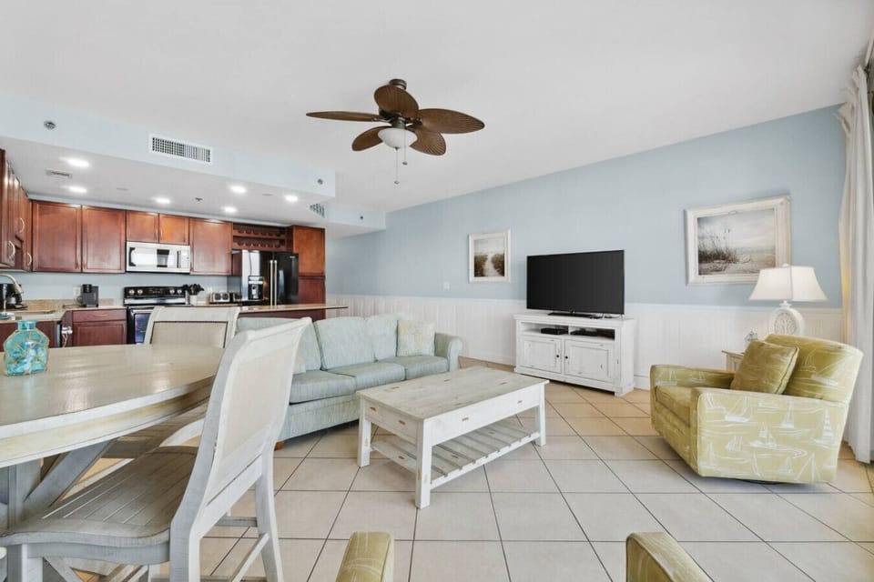 Living Area with Gulf Views, Sleeper Sofa and Flat Screen TV