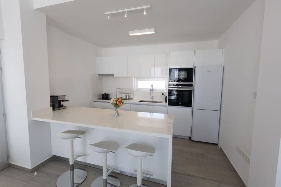 Kitchen with breakfast bar and extra seating for 3 people