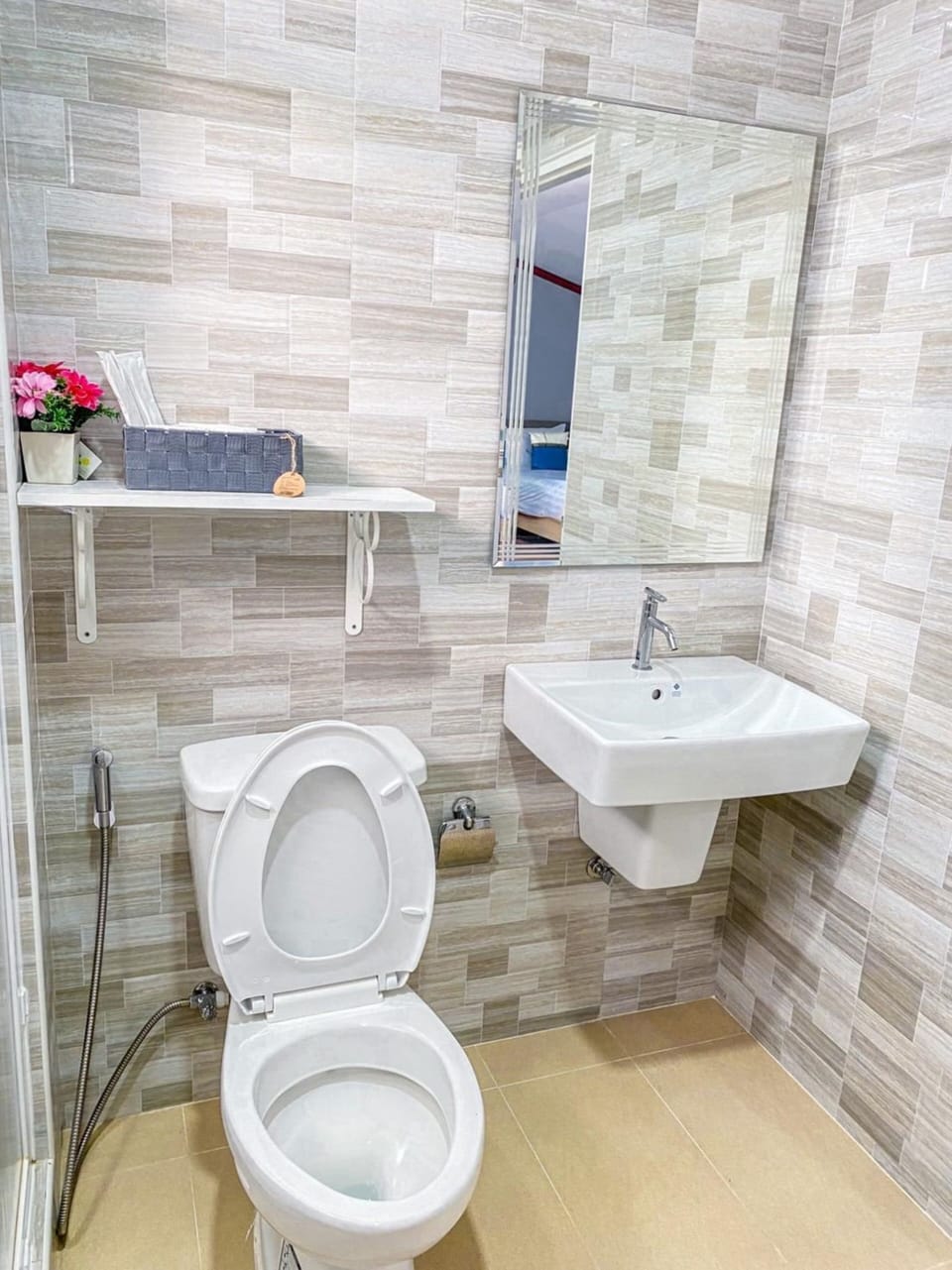 Shower, rainfall showerhead, free toiletries, hair dryer