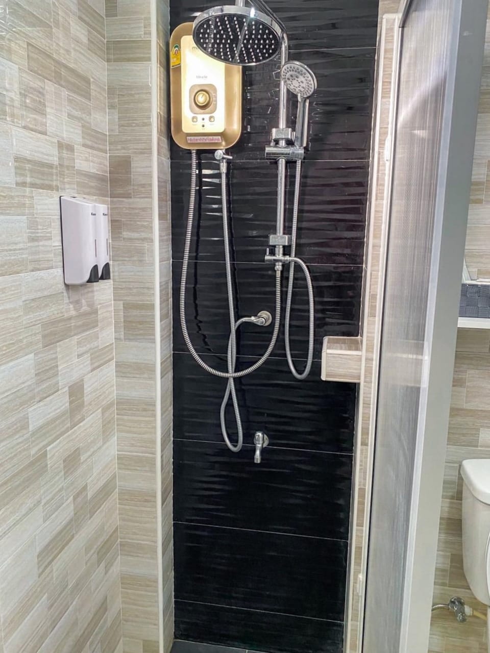 Shower, rainfall showerhead, free toiletries, hair dryer