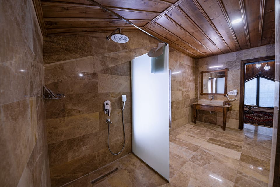 Honeymoon Room | Bathroom | Shower, free toiletries, hair dryer, slippers