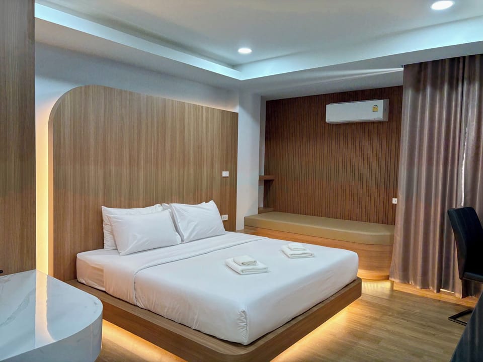 Superior Double Room | Desk, blackout drapes, free WiFi, bed sheets
