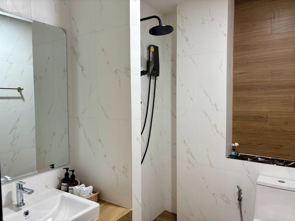 Shower, rainfall showerhead, free toiletries, hair dryer