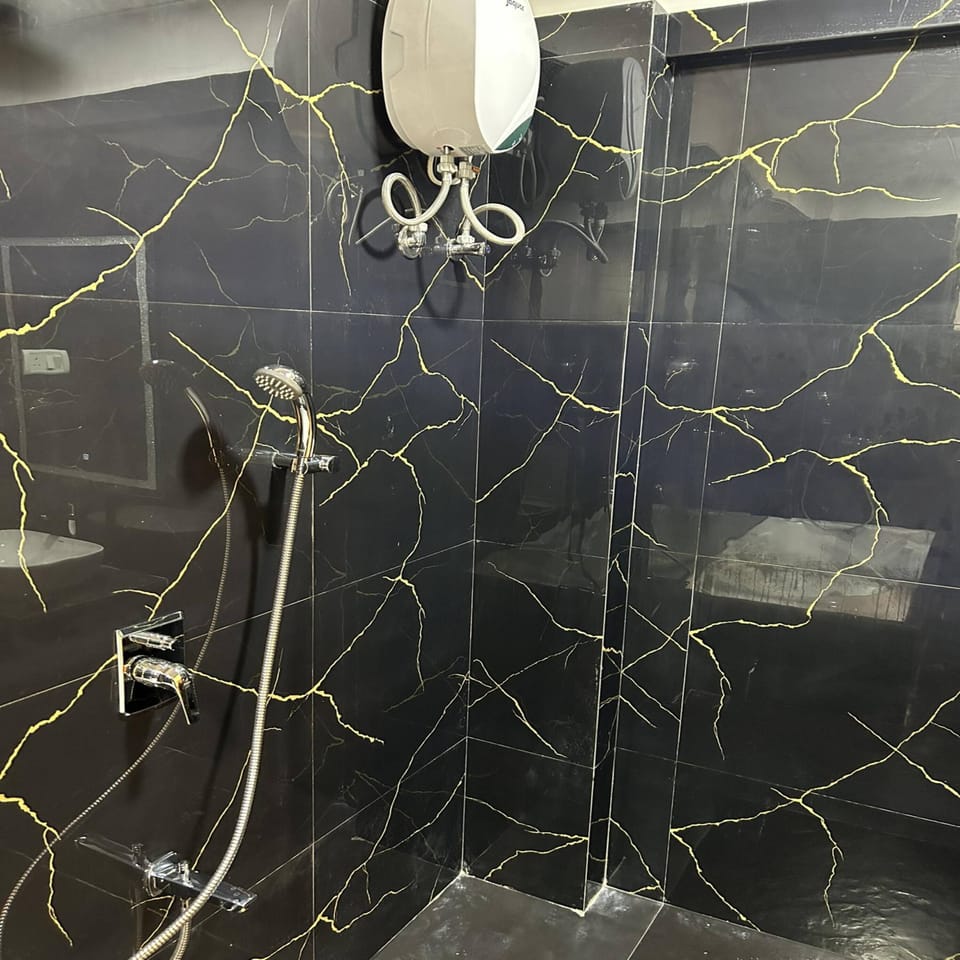 Superior Room | Bathroom | Shower, rainfall showerhead, free toiletries, towels