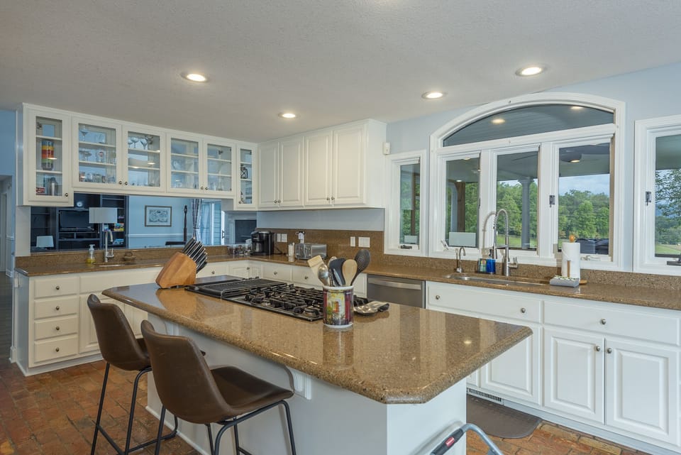 Chef's Kitchen w/ Breakfast Bar Seating