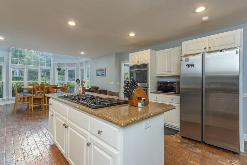 Chef's Kitchen w/ Gas Range