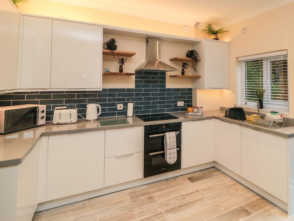Dishwasher, electric kettle, cookware/dishes/utensils