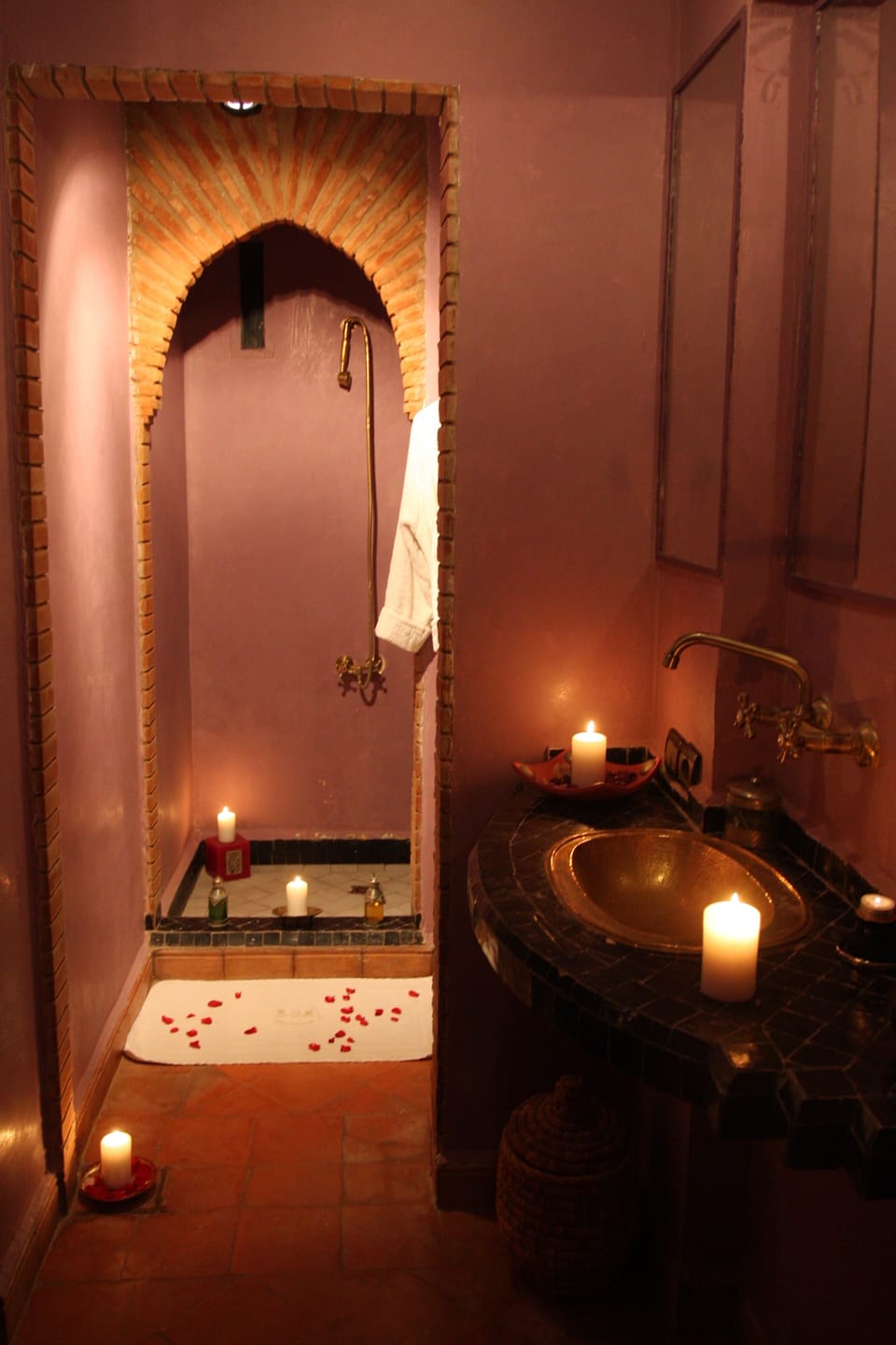 Deluxe Room | Bathroom | Free toiletries, hair dryer, bathrobes, towels