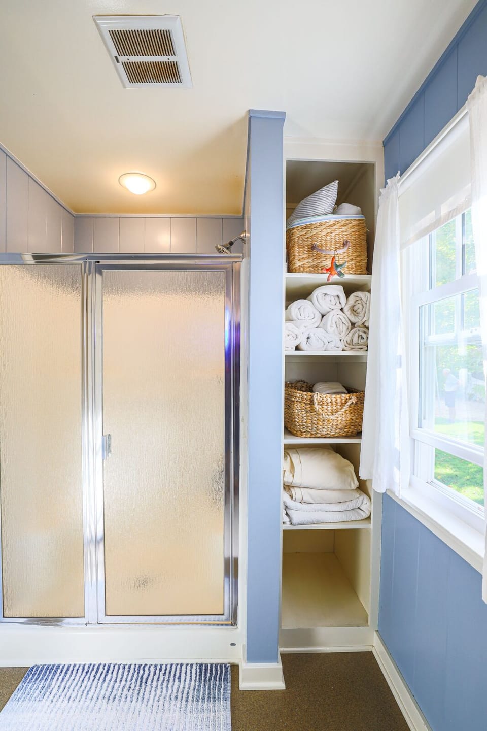 Bathroom 1- shower and linens