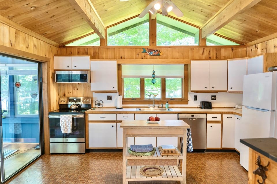 Beautiful large kitchen with new appliances