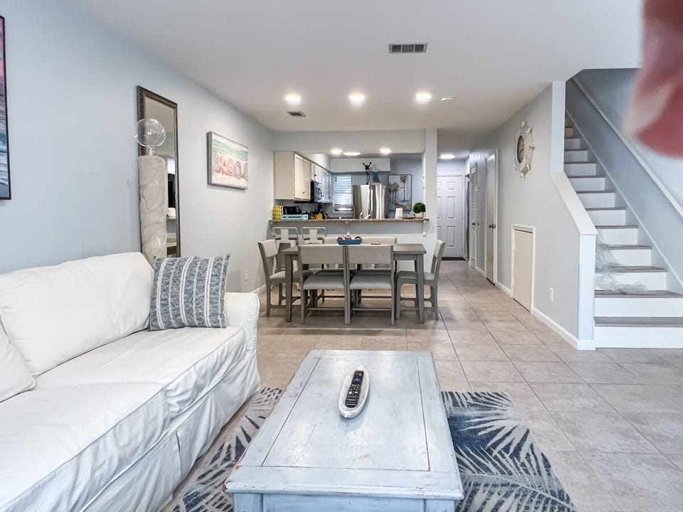 Living/dining area