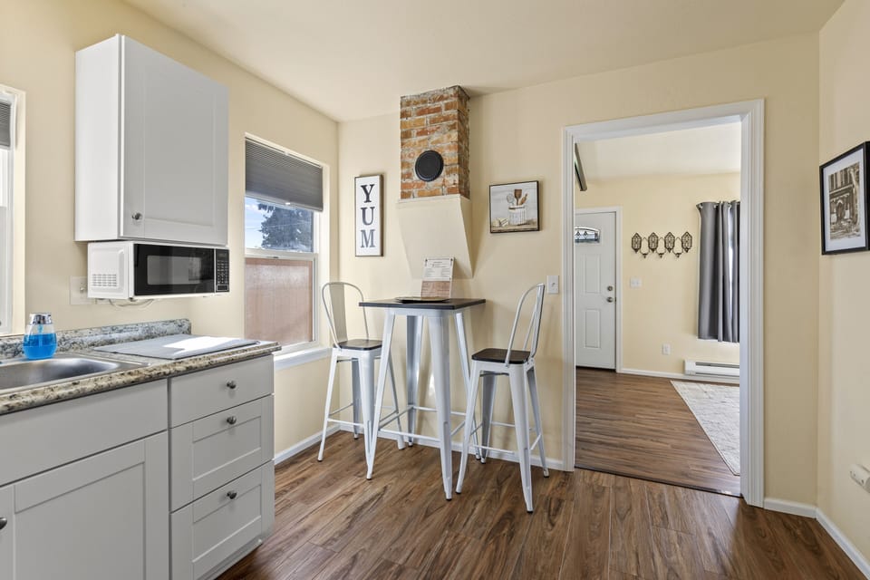 KITCHEN SEATING.