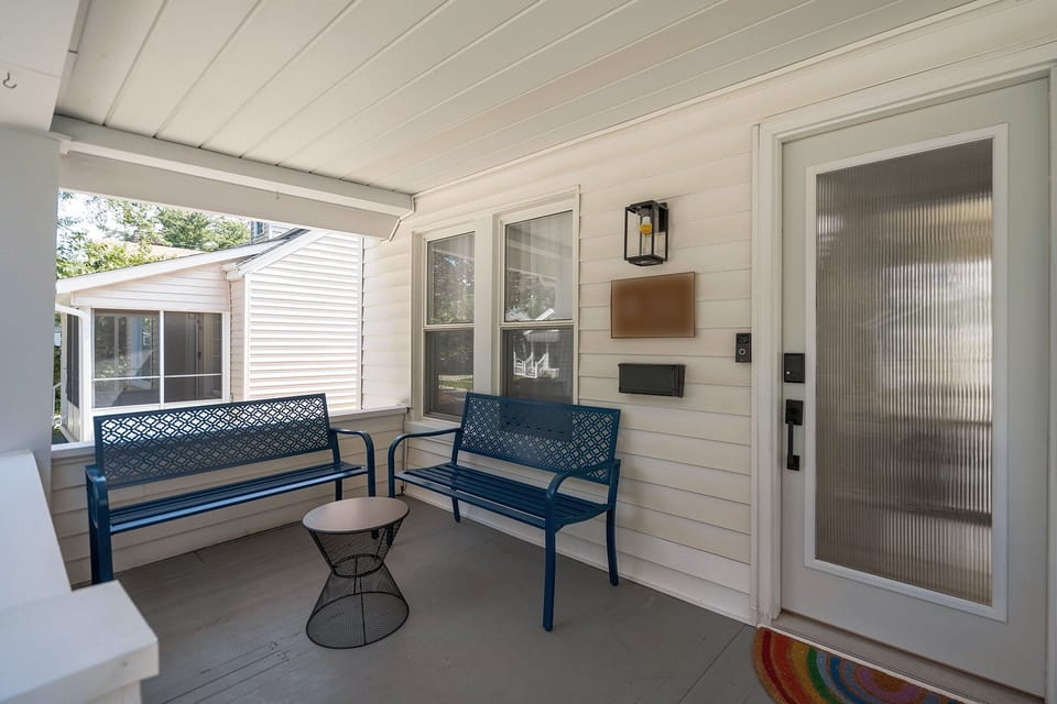 Big front porch! Lively neighborhood, great for people watching.
