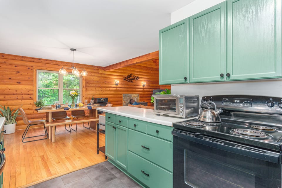 Feel right at home in our well-stocked kitchen. With All-Clad cookware 