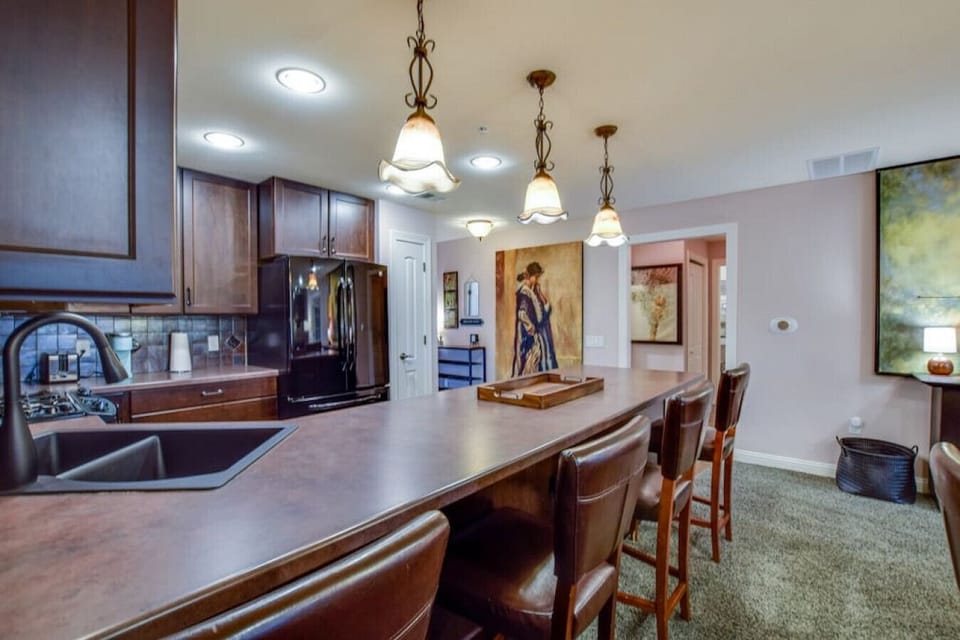 The extra long kitchen island/peninsula offers seating for 4 guests.
