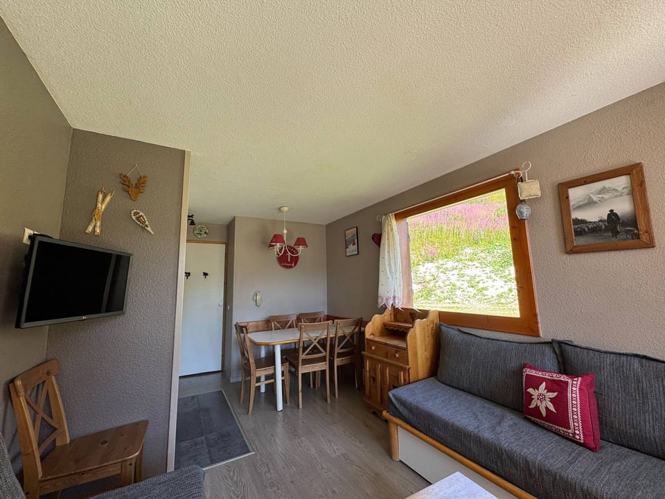 Cozy ski-in/ski-out apartment with terrace Apartment in Mâcot-la-Plagne
